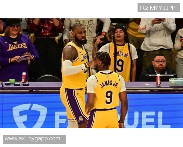 詹姆斯赛后分享与儿子布朗尼同场竞技的珍贵瞬间引发热议