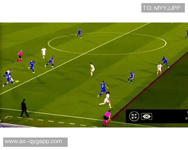 再次被判越位球员精彩长传直入禁区抢射却遭VAR裁判确认无效